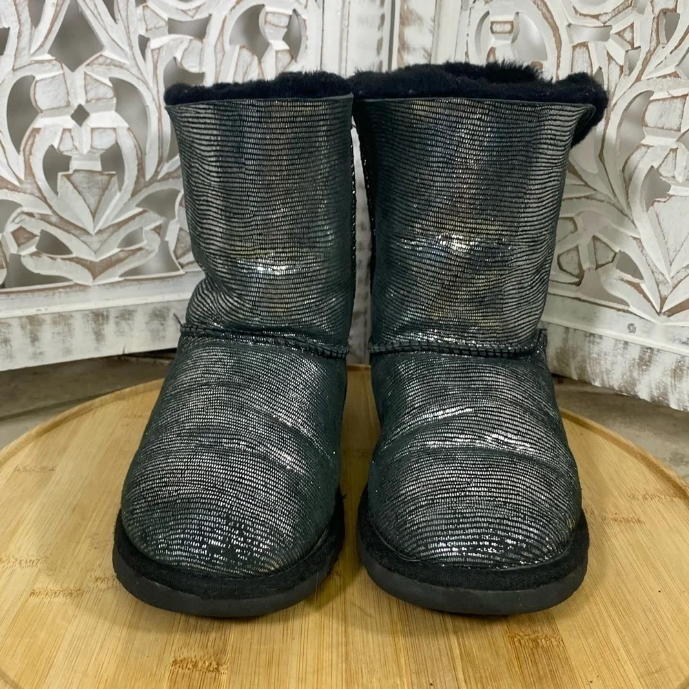 UGG Bailey Bow Lizard Black & Silver Women’s Size 6/ EU 36 Short Boots